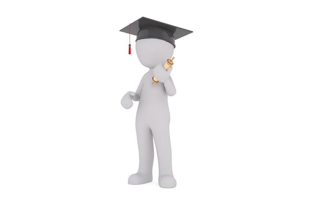 Postać trzymająca dyplom z czapką studenta na głowie