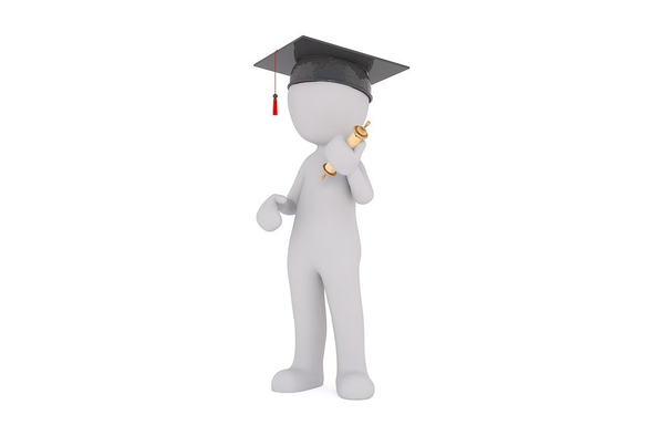 Postać trzymająca dyplom z czapką studenta na głowie