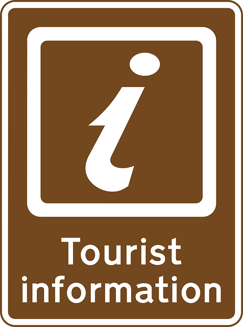 biała grafika na brązowym tle, literka i w kwadracie z napisem Tourist Information