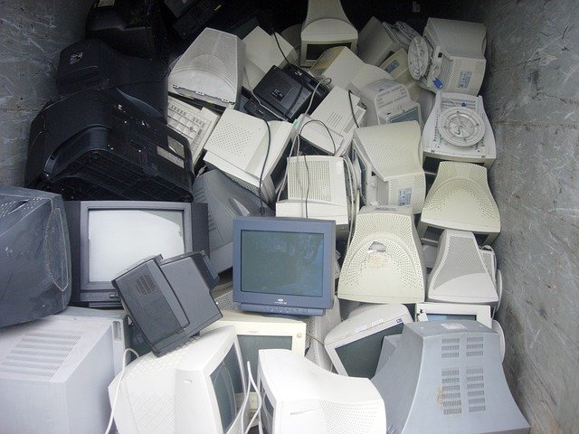 Duża ilość starych monitorów przeznaczonych do utylizacji