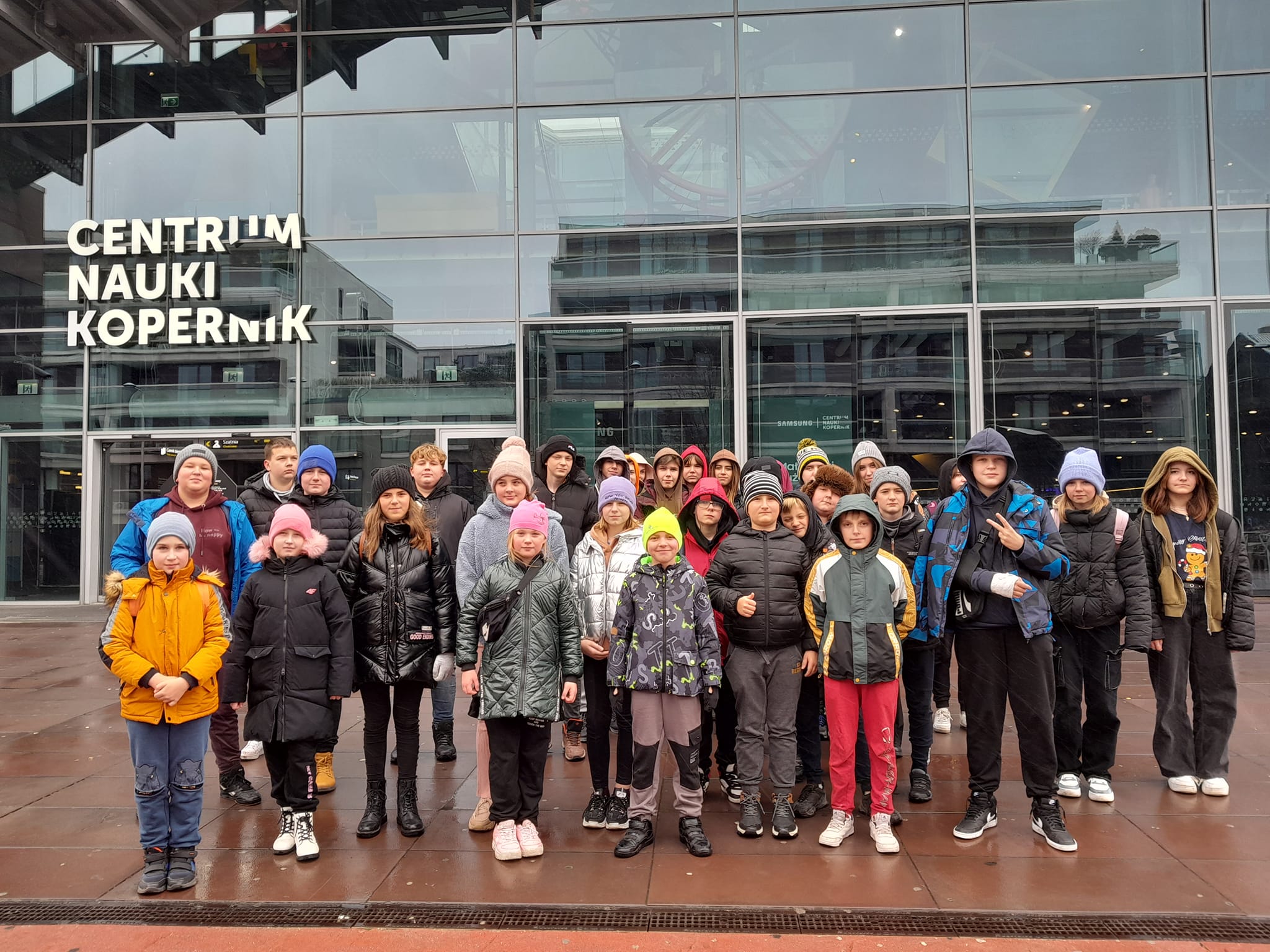 Uczniowie stoją przed Centrum Nauki Kopernik w Warszawie