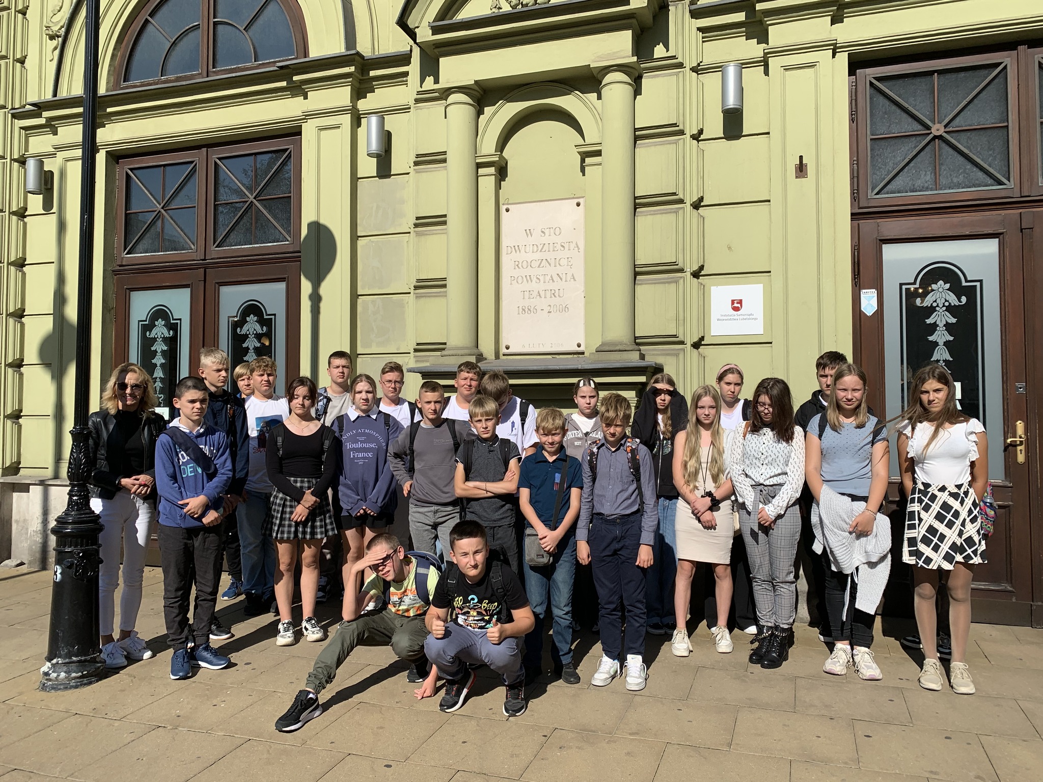 Grupa uczniów przed budynkiem teatru