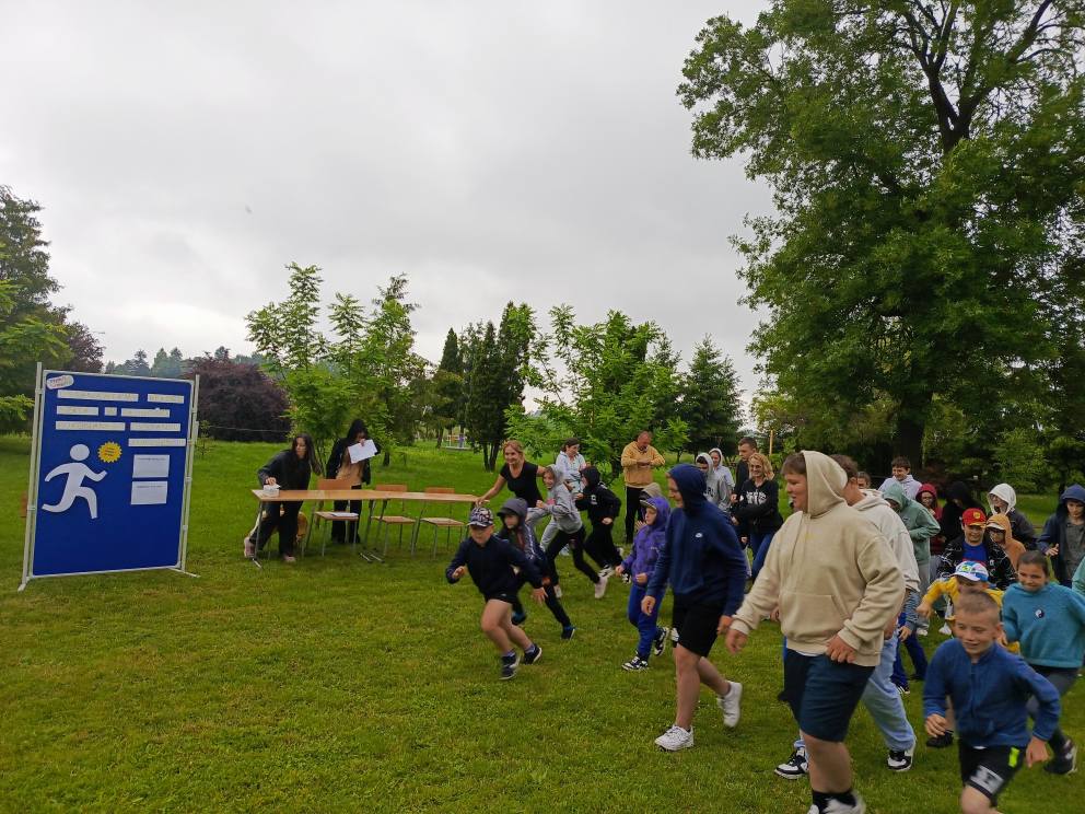 Uczniowie, rodzice i nauczyciele rozpoczynają próbę bicia rekordu szkoły