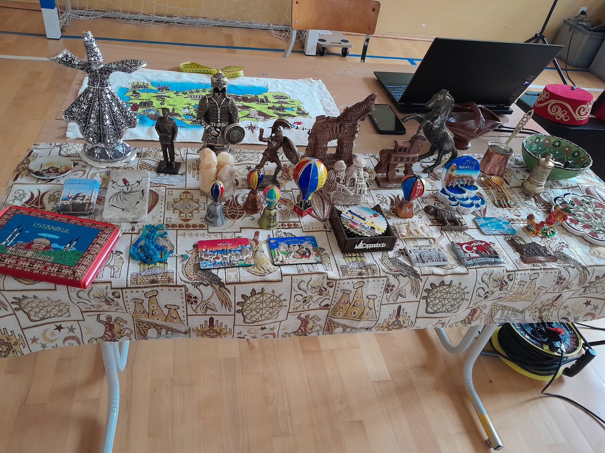 Pamiątki z Turcji na stoliku