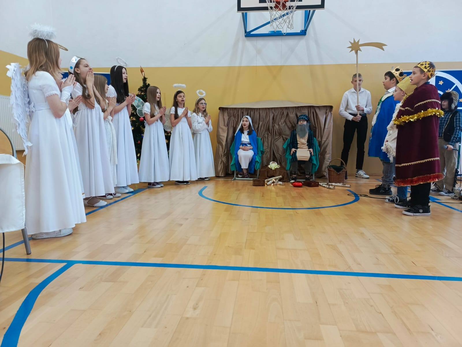 Józef i Maryja z Dzieciątkiem, aniołowie i Trzej Królowie w stajence betlejemskiej