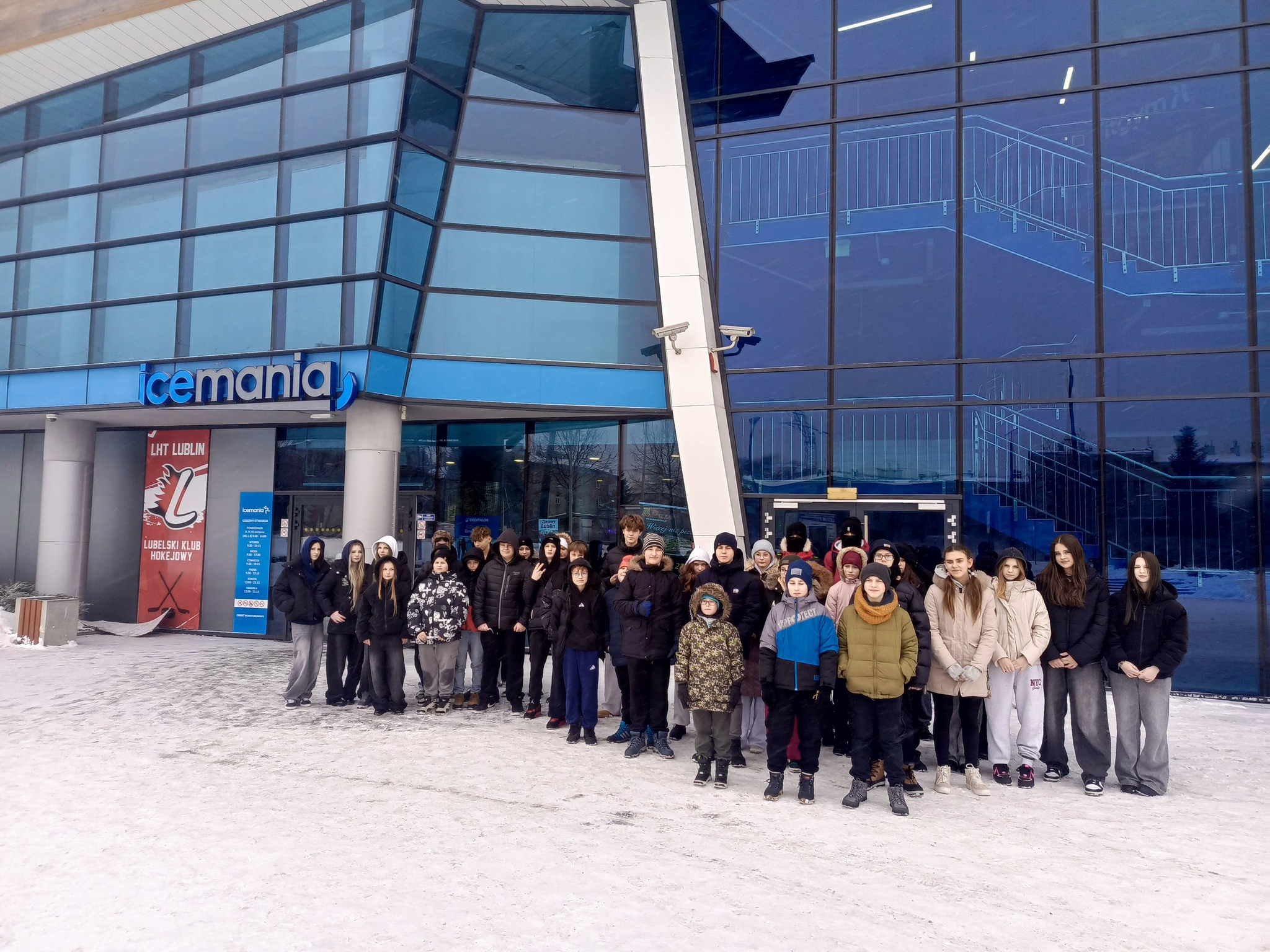 Uczniowie przed budynkiem lodowiska