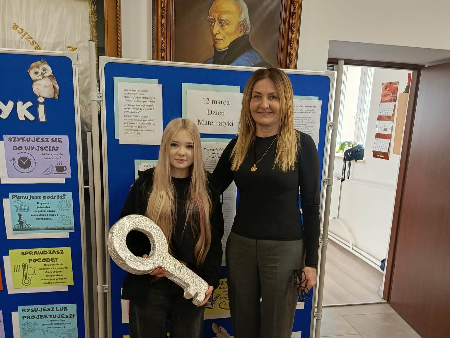 Pani Dyrektor przekazuje symboliczny klucz do szkoły przewodniczącej Samorząd Uczniowskiego