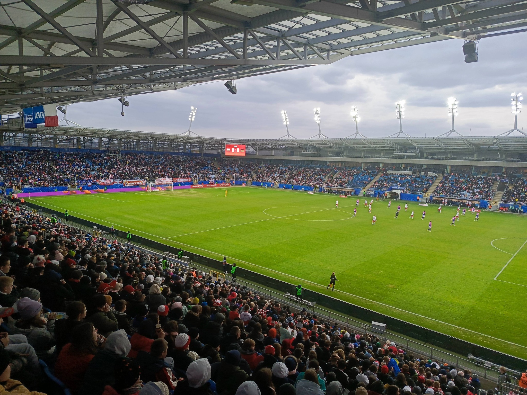 Uczniowie na trybunach oglądają mecz Polska - Niemcy
