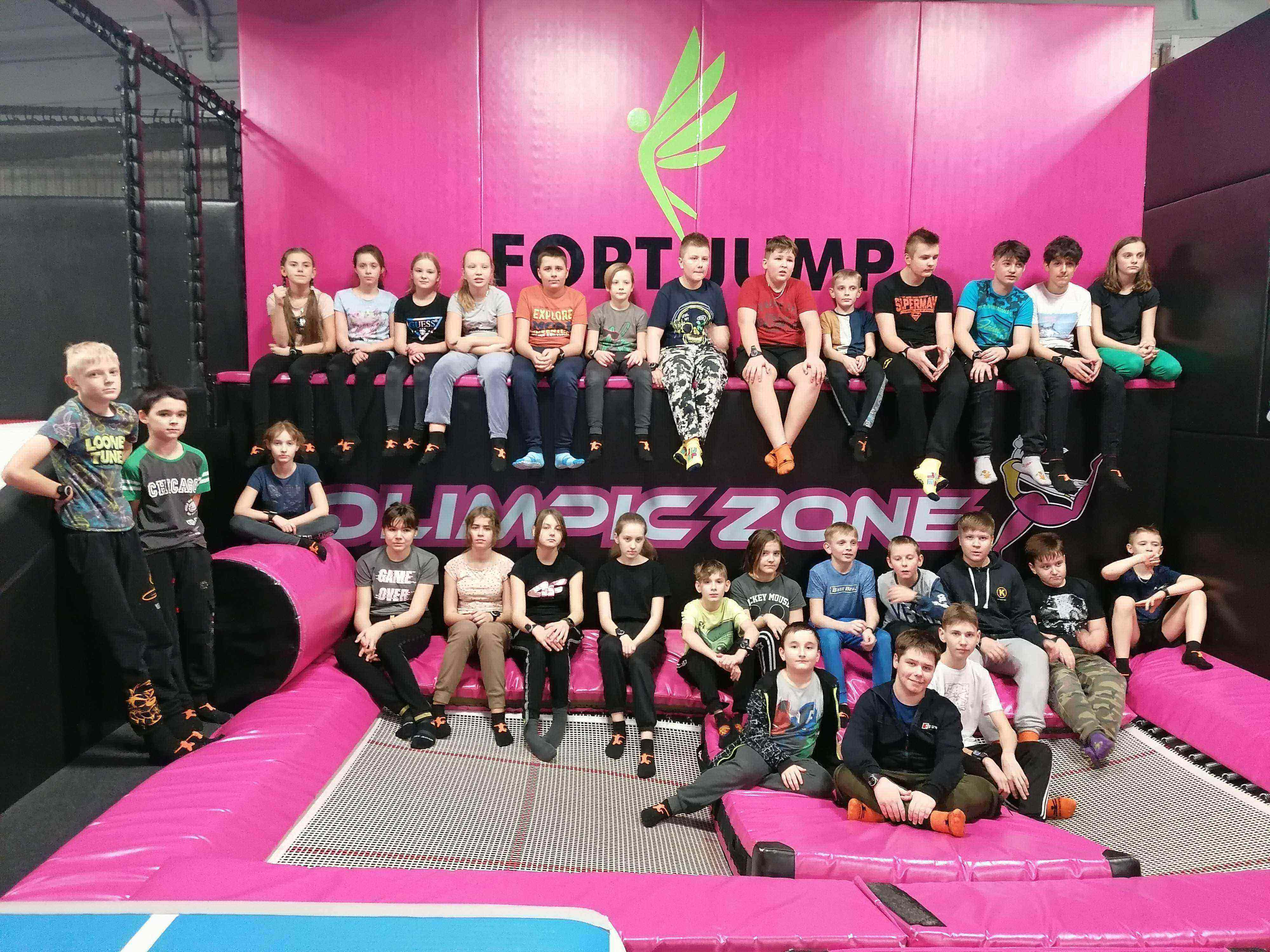 Grupa uczniów przy trampolinie