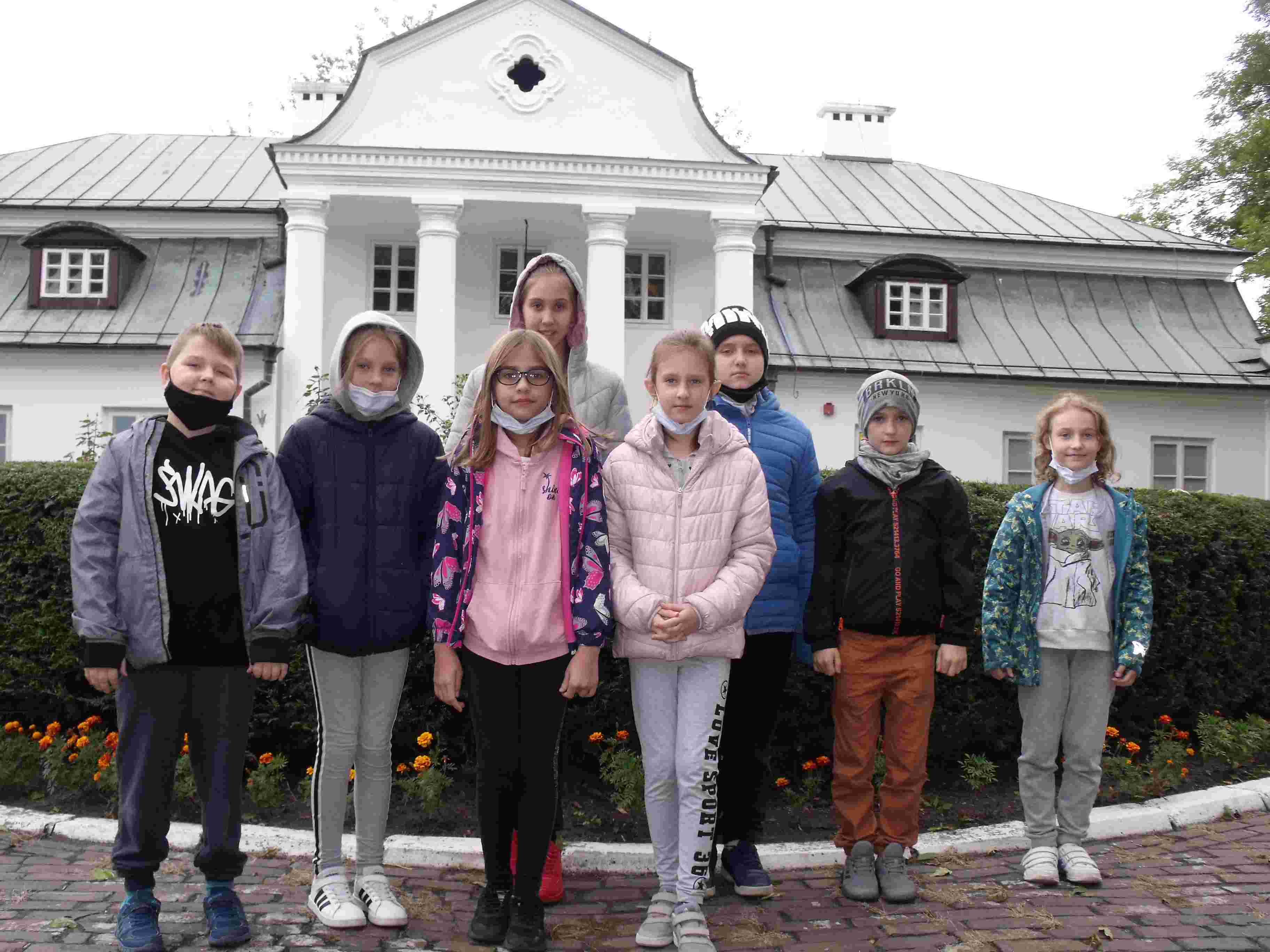 Uczniowie klasy IV przed budynkiem hrubieszowskiego muzeum