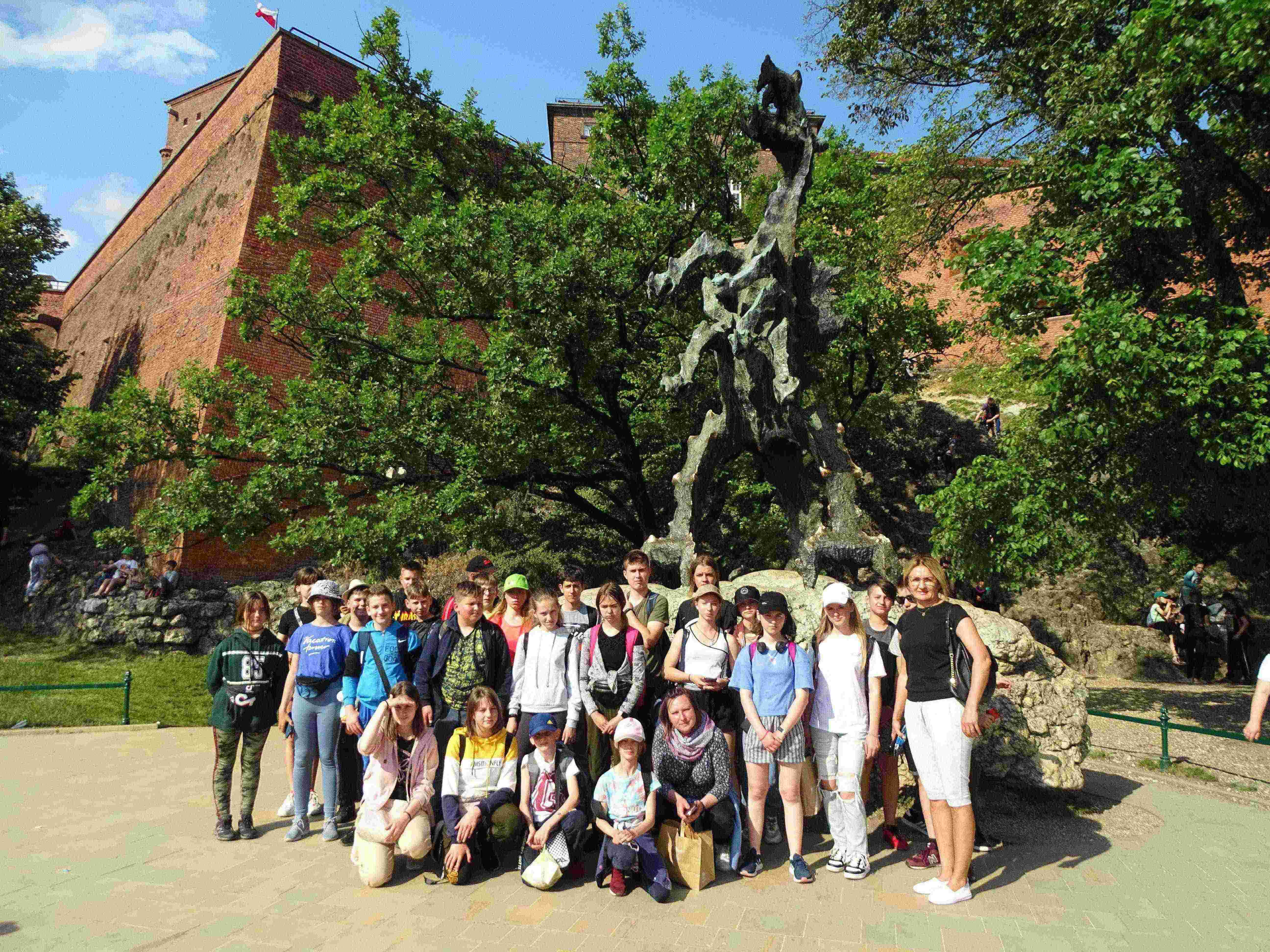 Uczniowie z opiekunami przy pomniku Smoka Wawelskiego