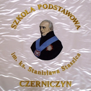 Sztandar szkoły przedstawiający Stanisława Staszica