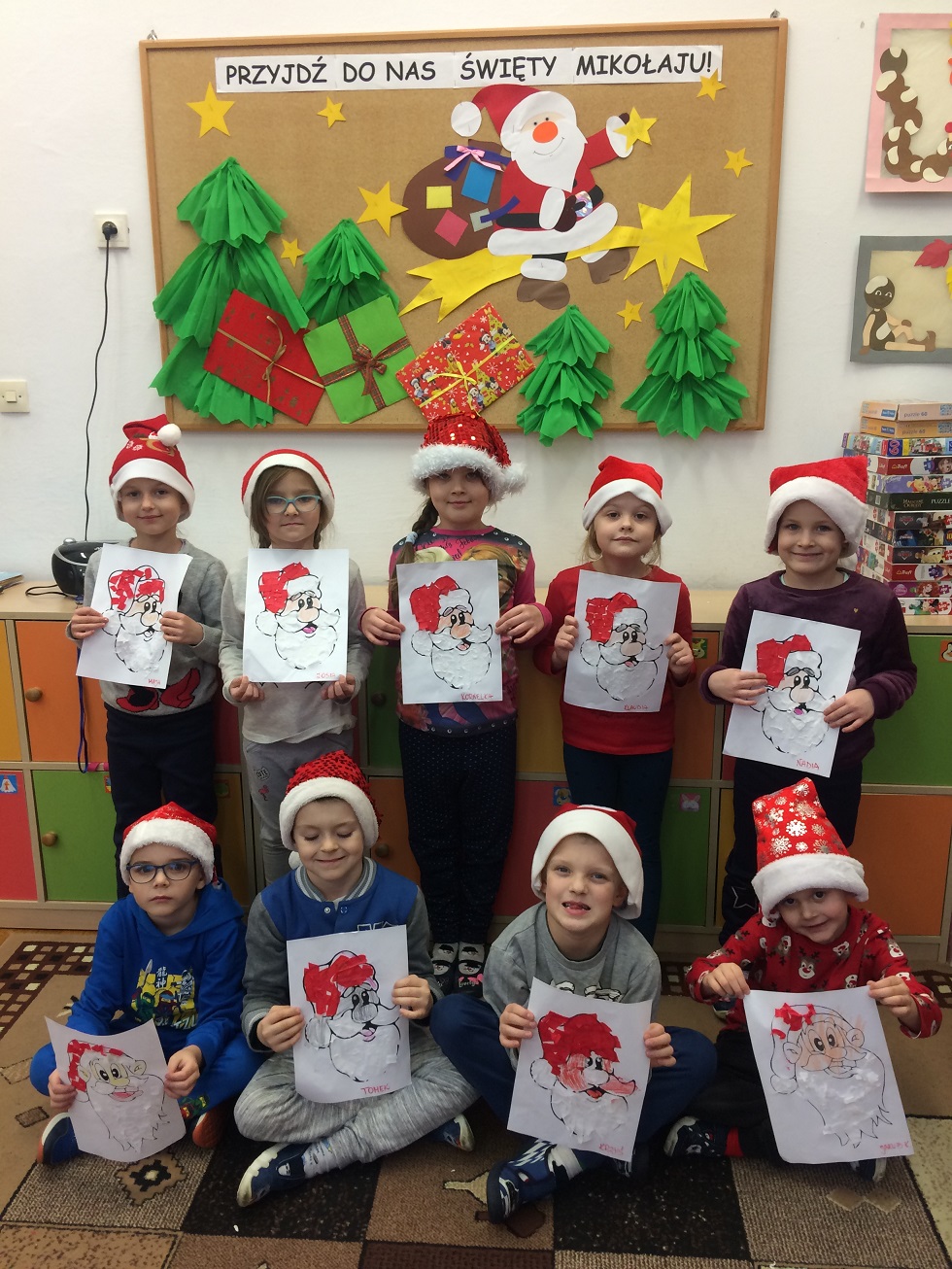  Dzieci prezentują portret Św. Mikołaja
