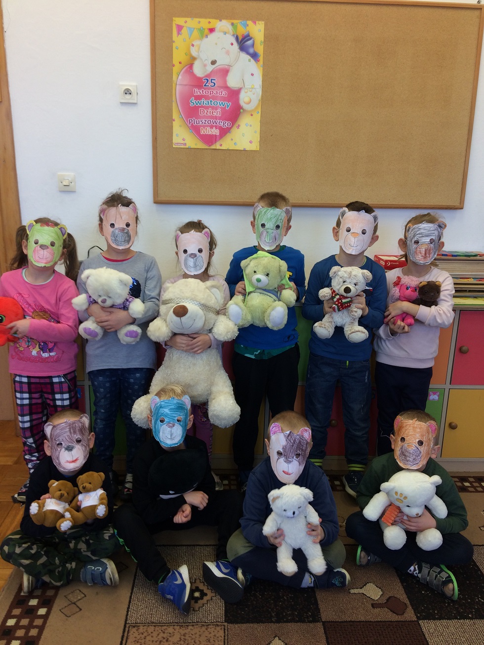 25 listopada 2021r.                                                                                        Dzieci prezentują wykonane maski