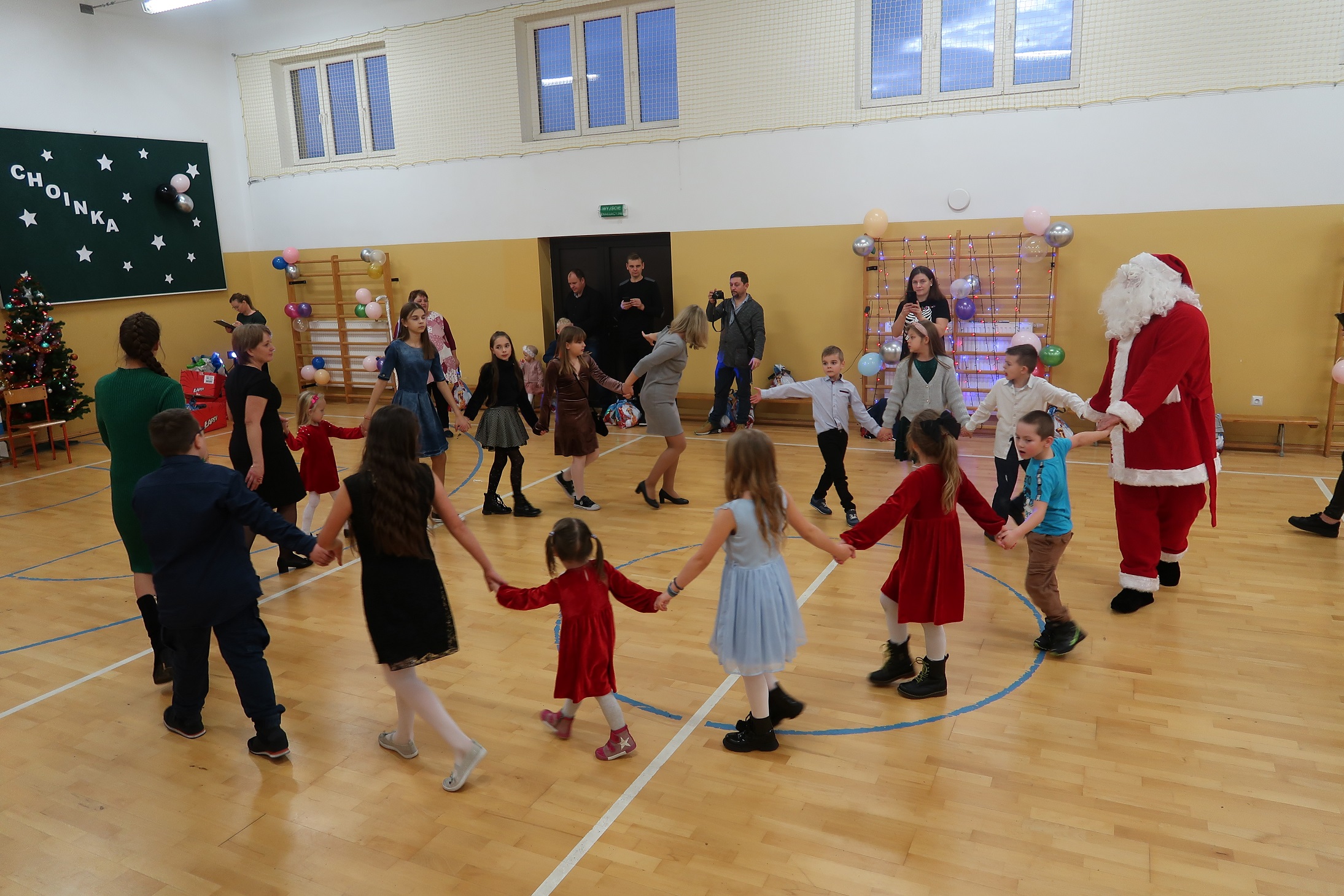 Taniec dzieci z Mikołajem