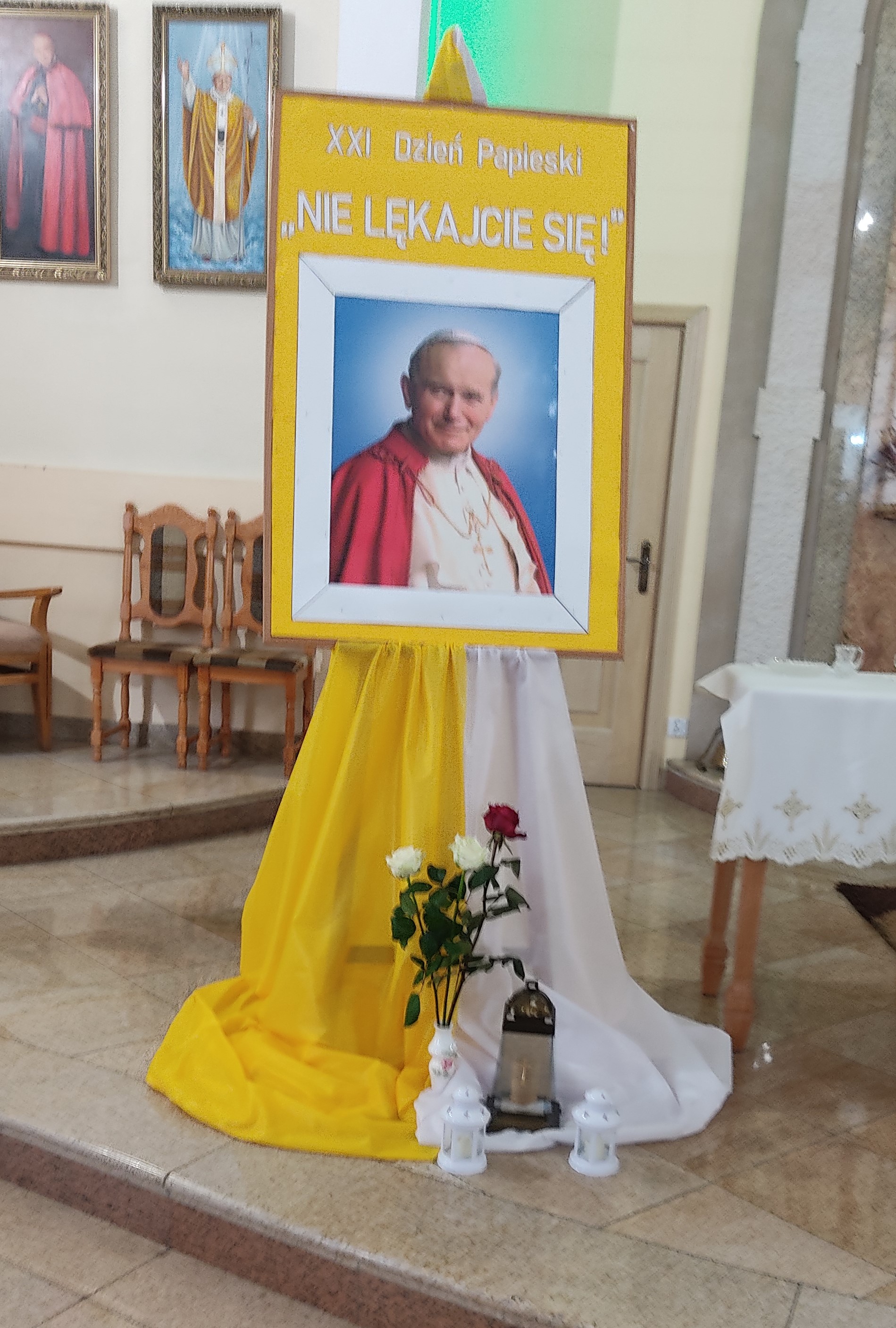 Dekoracja z okazji XXI Dnia Papieskiego