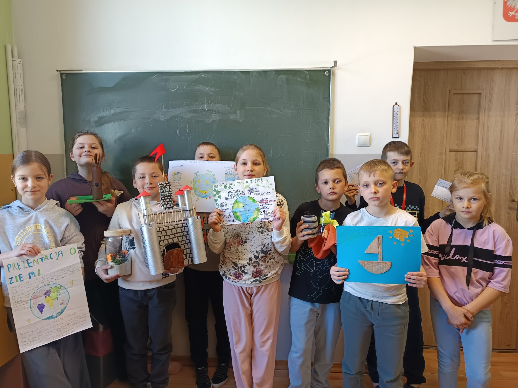  Uczniowie prezentują wykonane prace o tematyce ekologicznej w sali lekcyjnej.