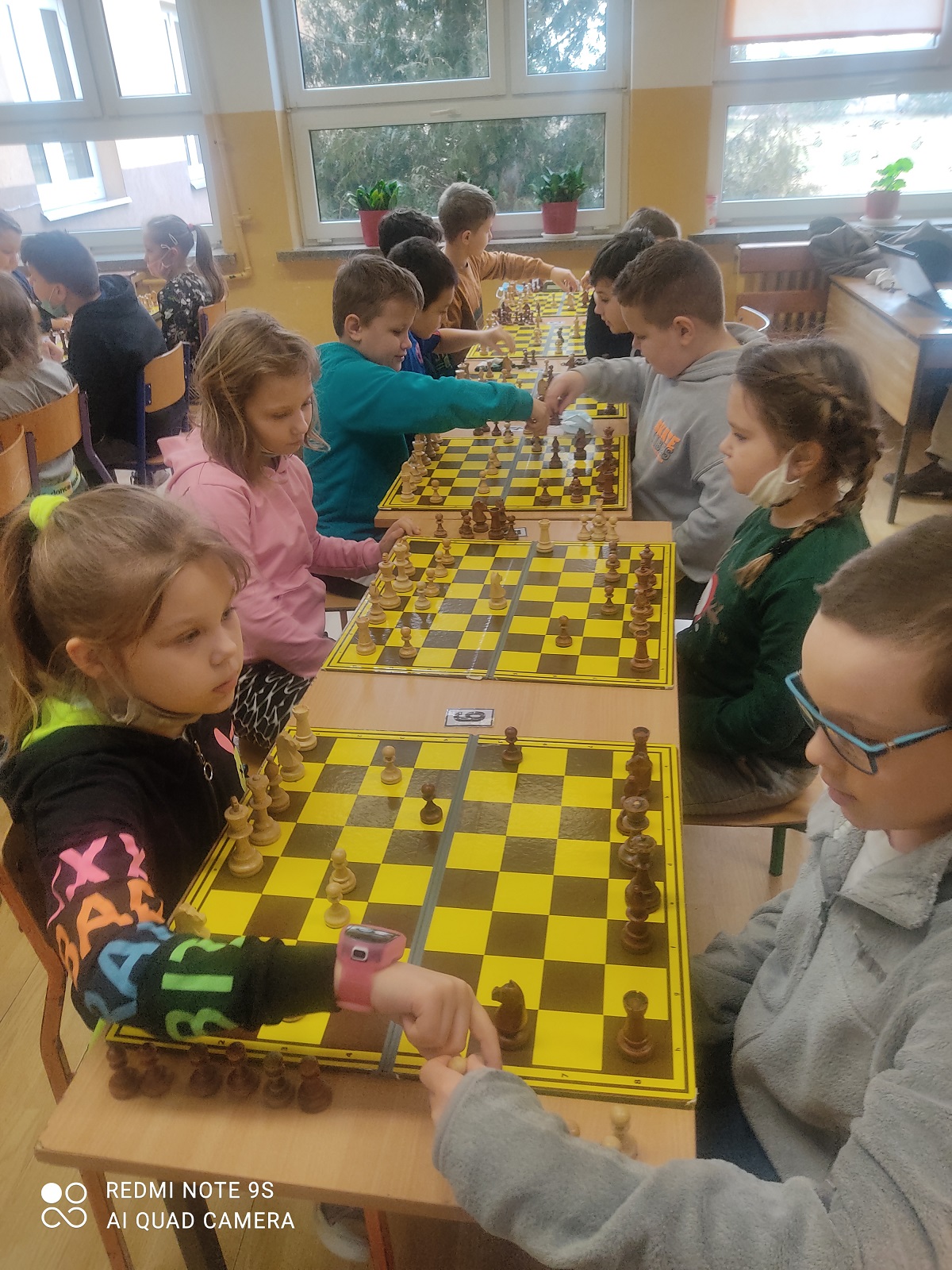 Uczniowie grają w szachy w drużynach dwuosobowych