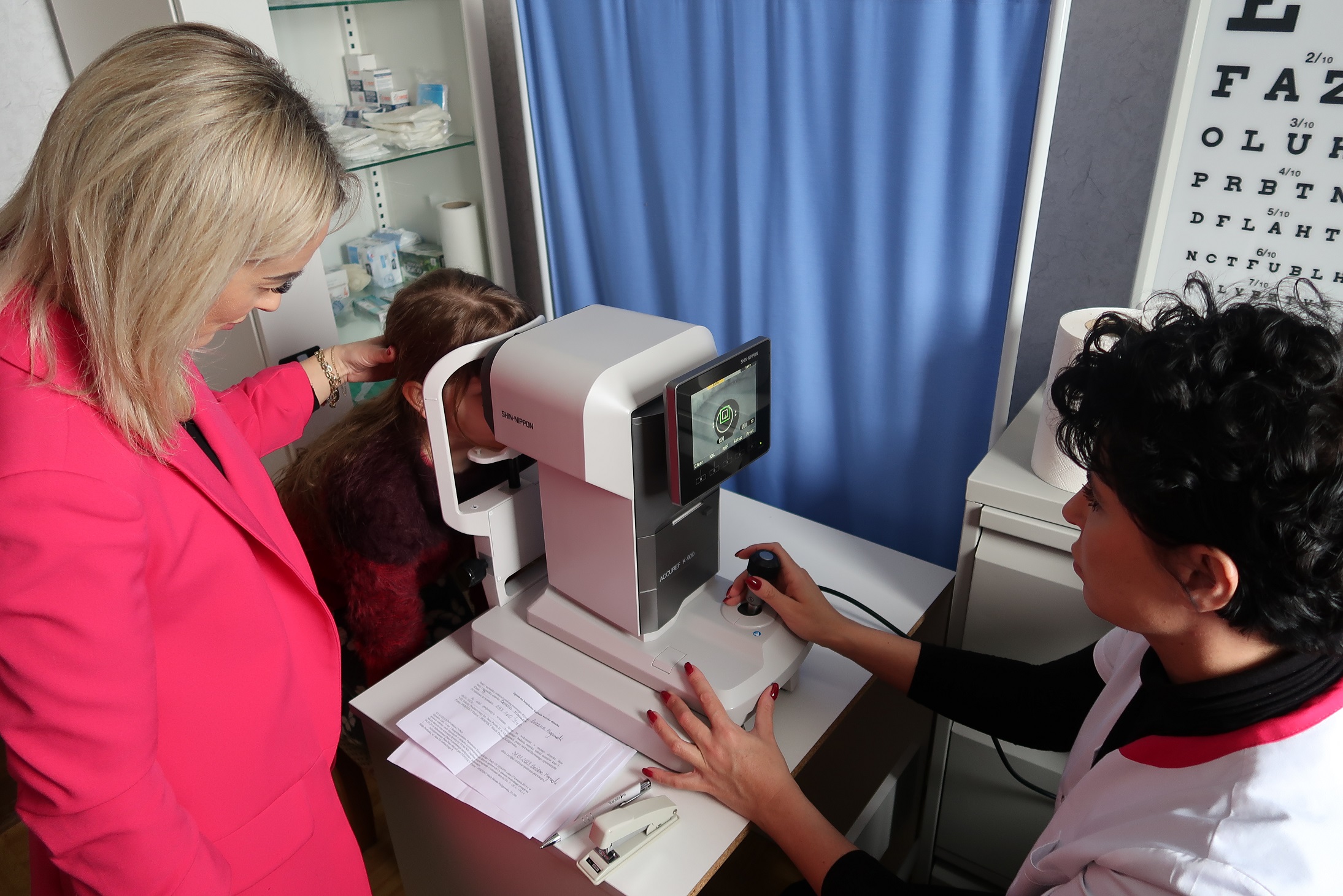 Uczennica w trakcie badania wzroku przez optometrystę