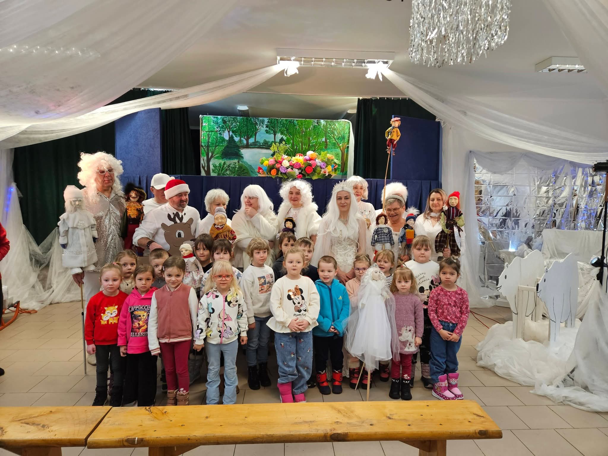 Wspólne zdjęcie dzieci z aktorami Teatrzyku Kukiełkowego po zakończonym spektaklu.