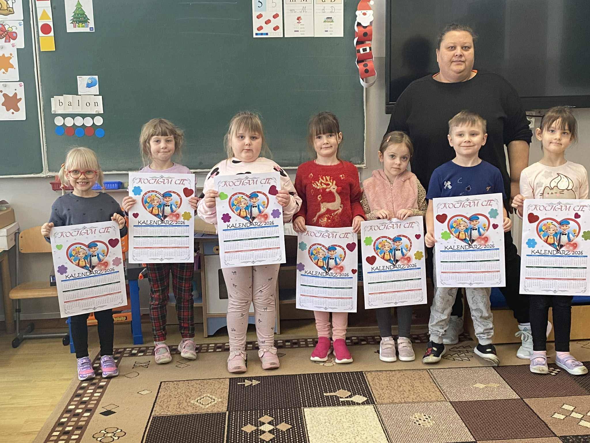 Prowadzący prezentuje eksperyment