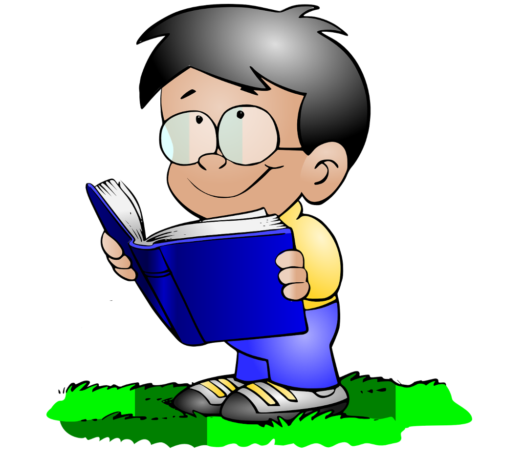 Chłopiec w okularach trzymający niebieską książkę
