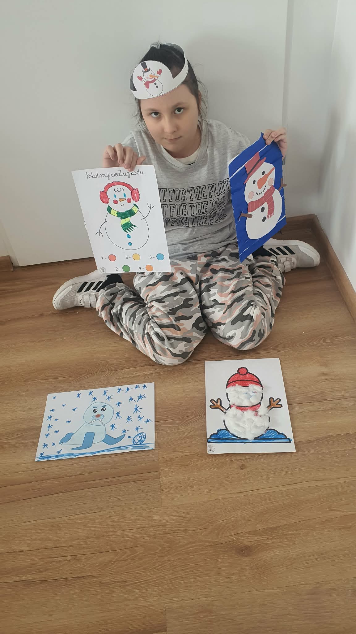 Grafika ilustrująca uczennicę biorącą udział w projekcie