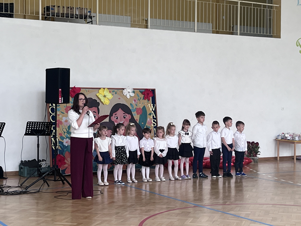Grafika ilustrująca akademię z okazji Dnia Mamy i Taty