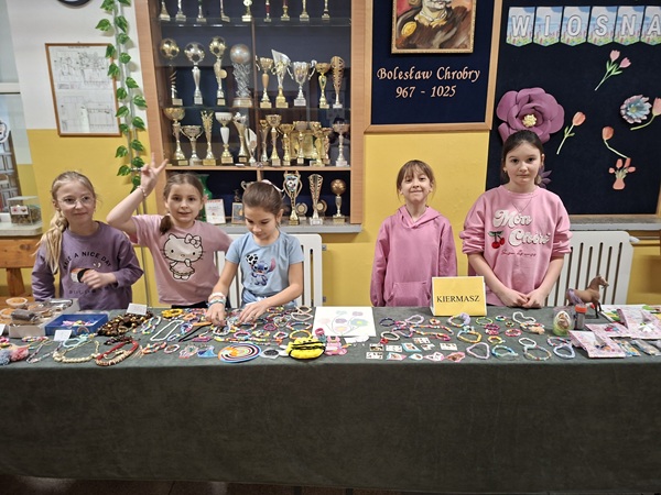 Grafika ilustrująca kiermasz charytatywny