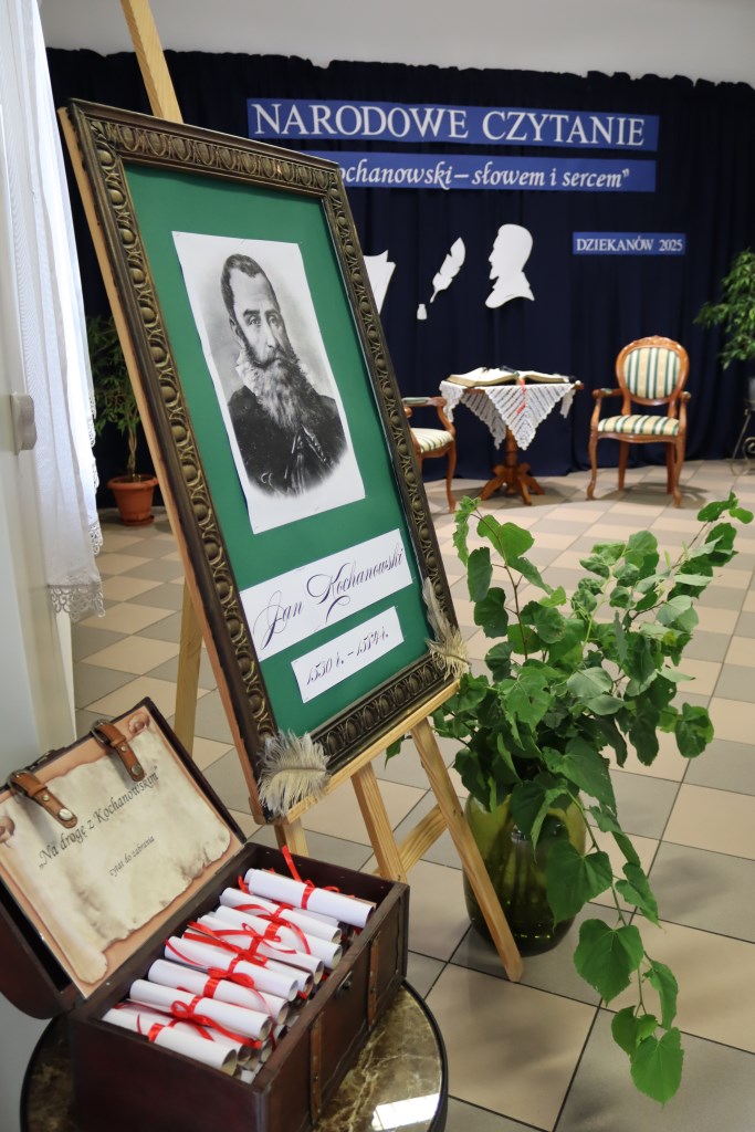 Na zdjęciu widoczna jest dekoracja wykonana na potrzeby wydarzenia Narodowe czytanie, umieszczona wewnątrz budynku.