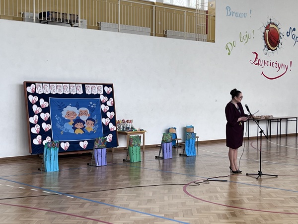 Grafika ilustrująca akademię z okazji Dnia Babci i Dziadka