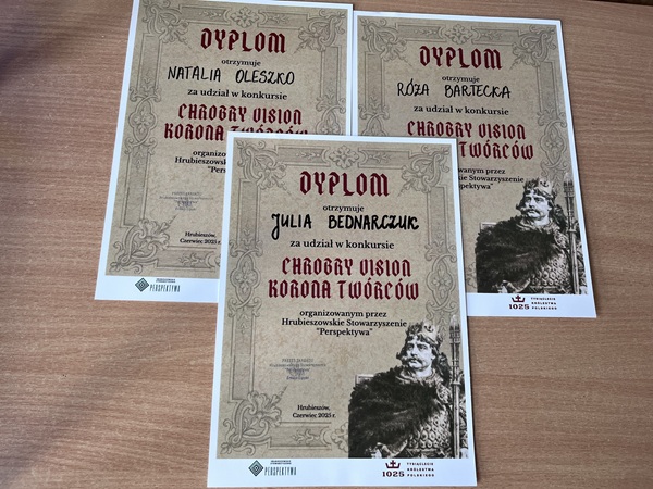 Grafika ilustrująca dyplomy uczniów