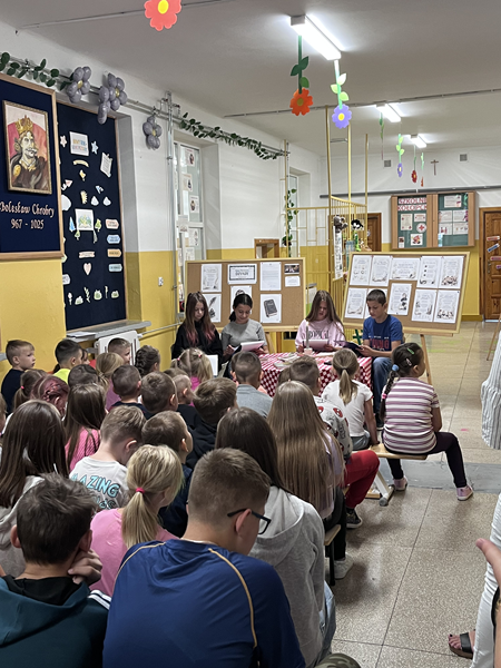 Grafika ilustrująca uczestników narodowego czytania