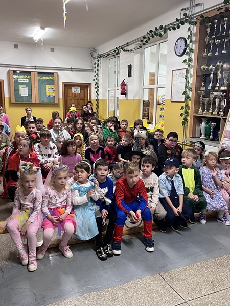 Grafika ilustrująca dzieci przebrane za bajkowe postacie