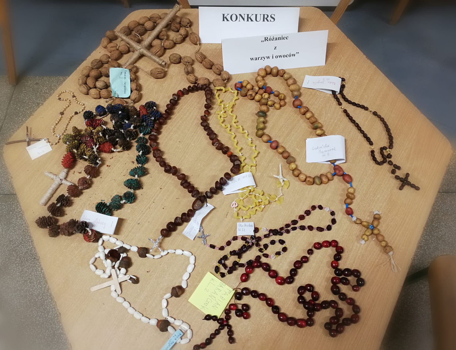 Grafika ilustrująca różańce z warzyw i owoców