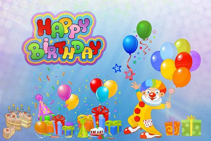 tort urodzinowy balonami i prezentami
