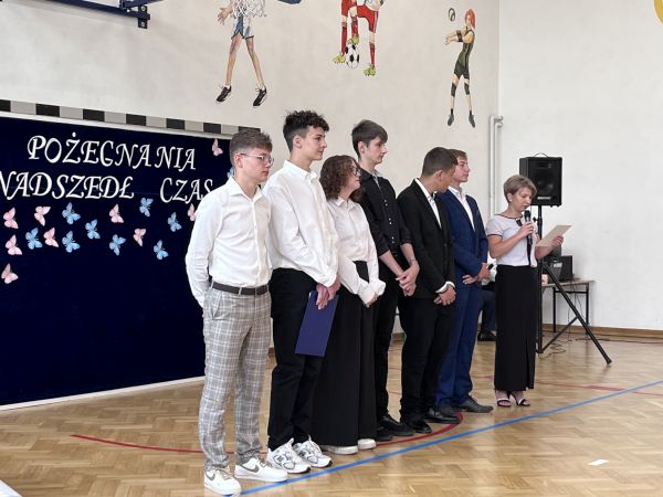 Grafika ilustrująca uczniów i przedstawicielkę rodziców klasy 8