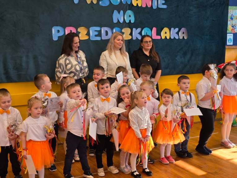 Dzieci wspólnie z nauczycielkami i Panią dyrektor prezentują się do zdjęcia.