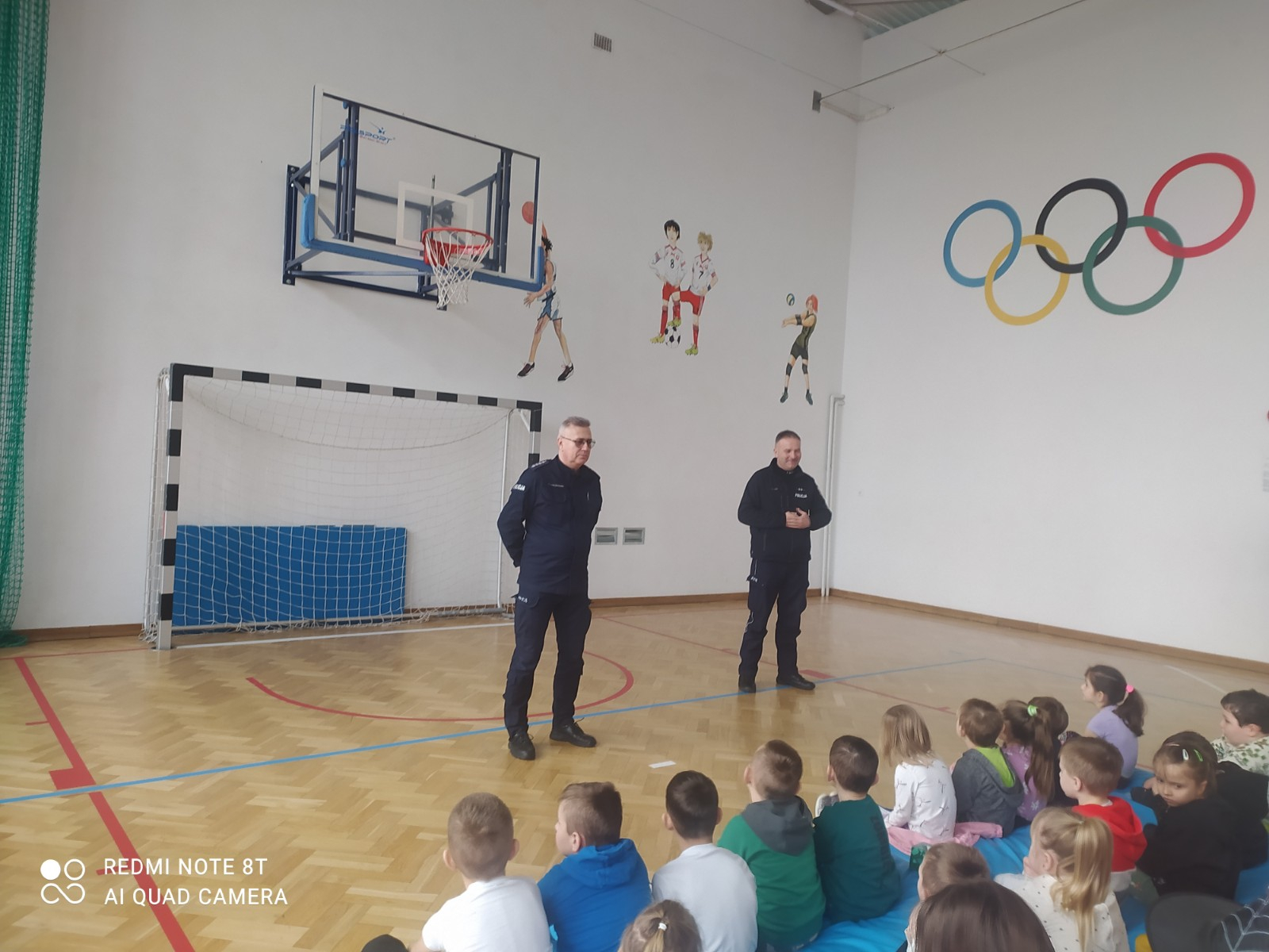 Policjanci rozmawiają z dziećmi na temat bezpieczeństwa.