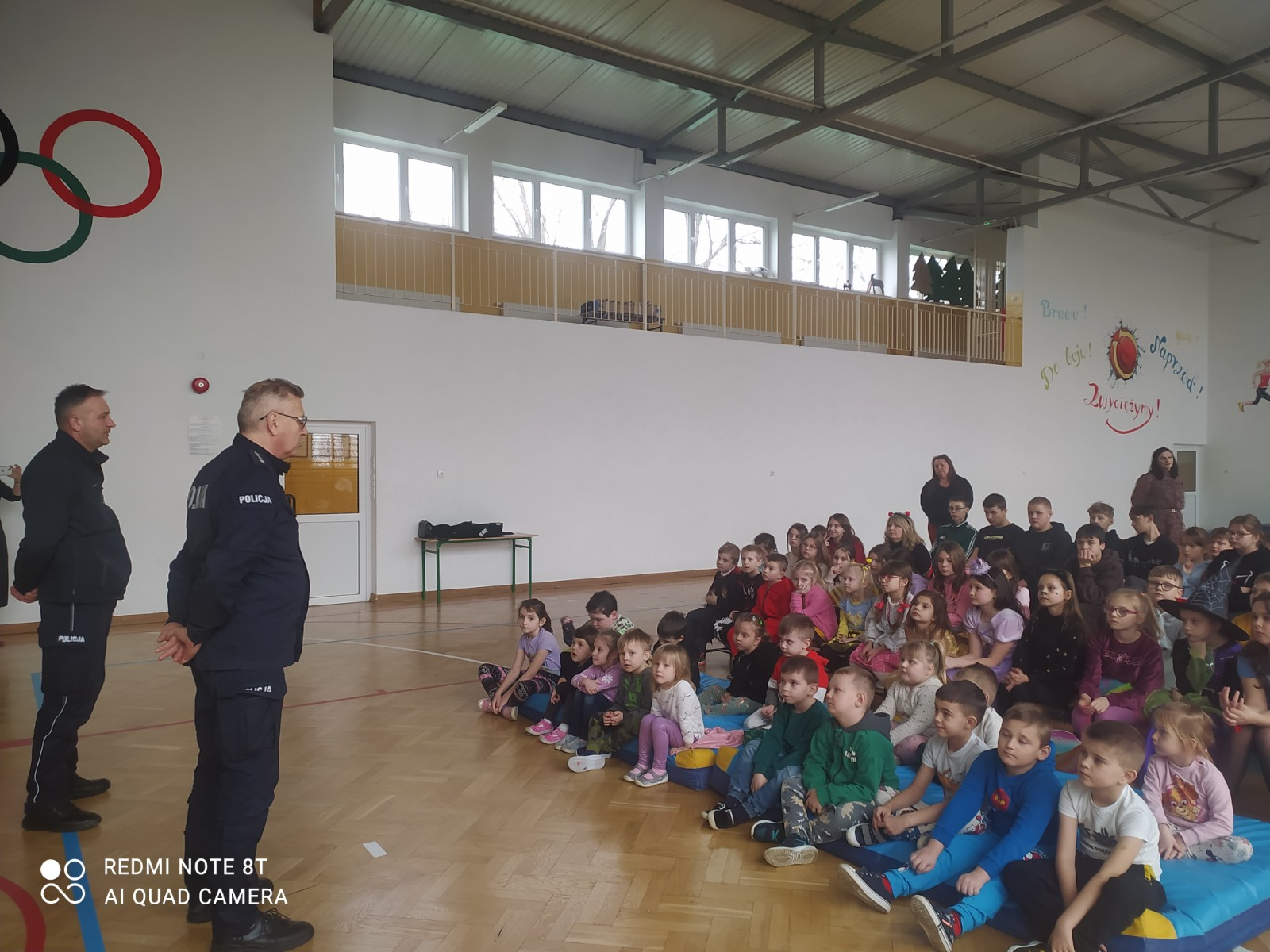 Policjanci rozmawiają z dziećmi na temat bezpieczeństwa.