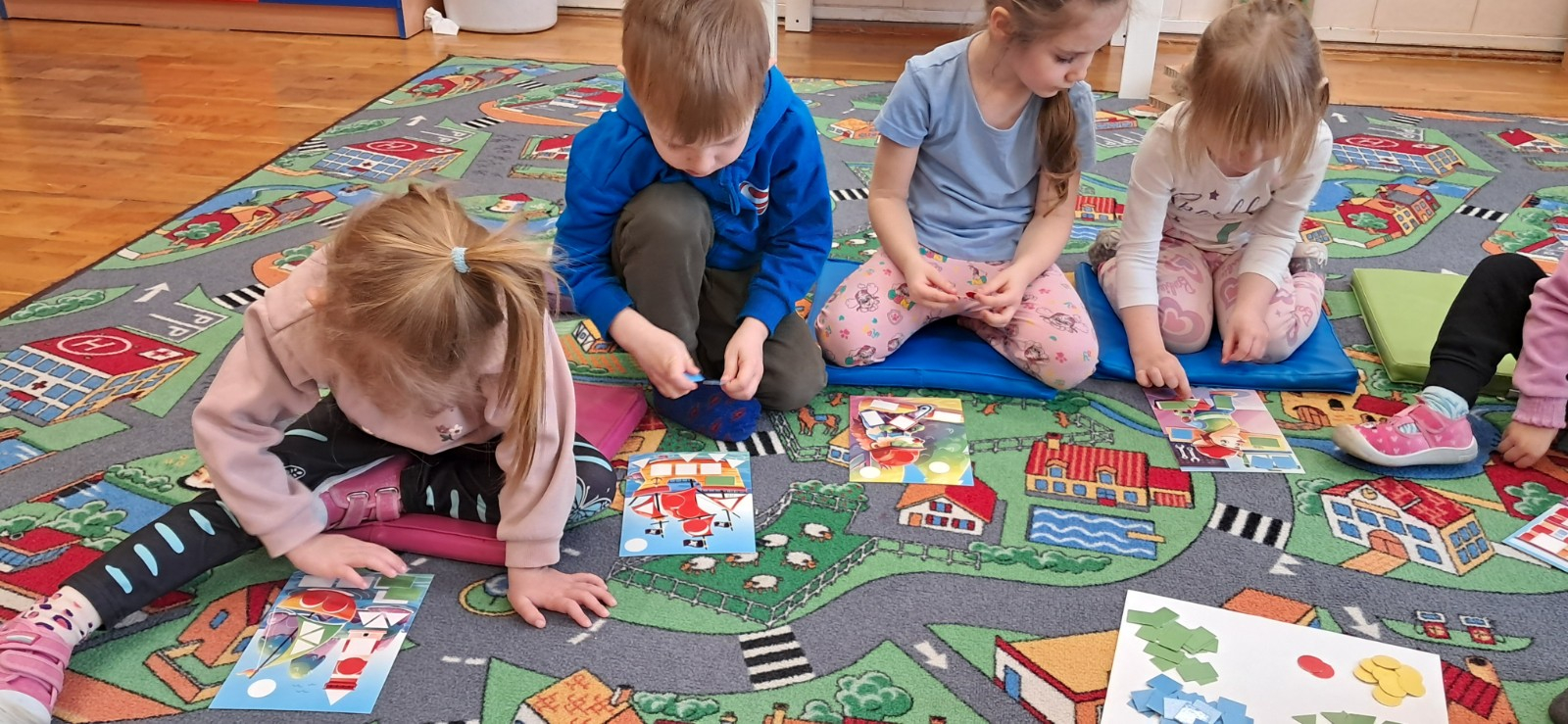 Dzieci poprzez zabawę matematyczną utrwalają cyfry.