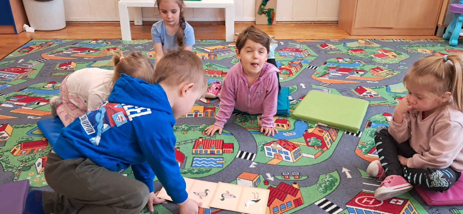 Dzieci poprzez zabawę matematyczną utrwalają cyfry.