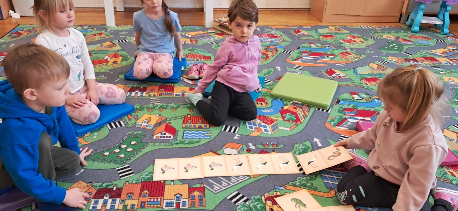 Dzieci poprzez zabawę matematyczną utrwalają cyfry.