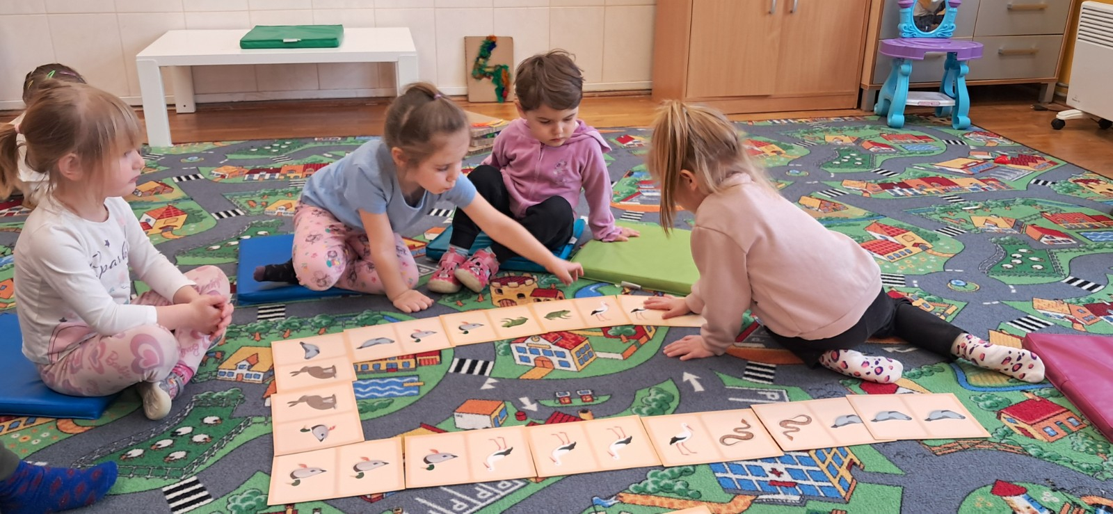 Dzieci układają domino.