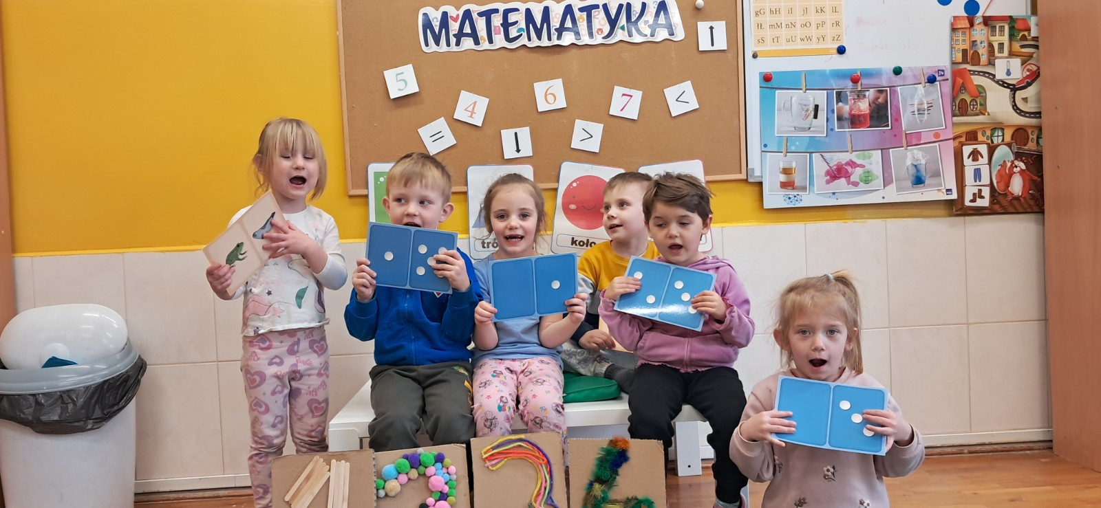Dzieci poprzez zabawę matematyczną utrwalają cyfry.