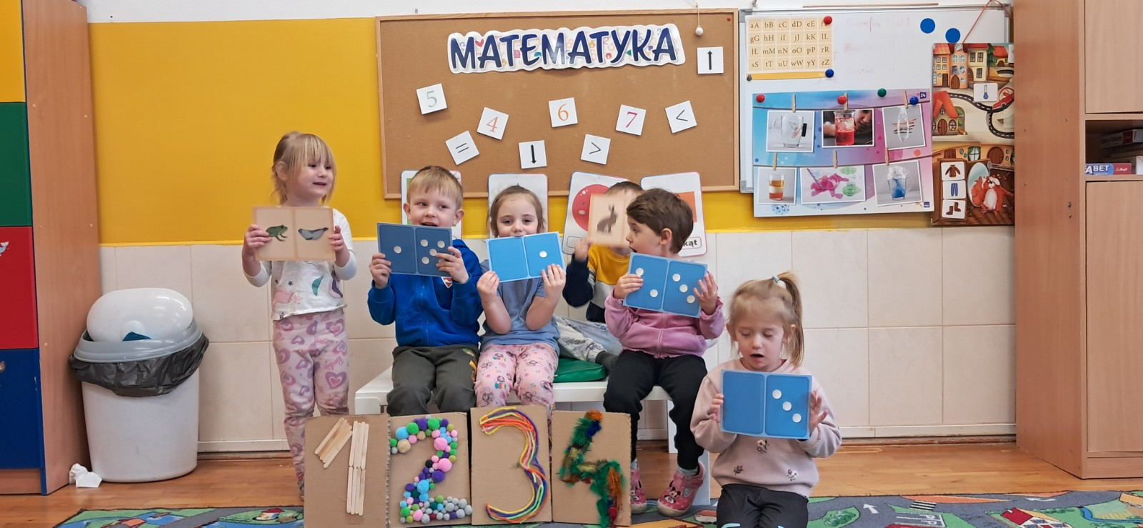 Dzieci poprzez zabawę matematyczną utrwalają cyfry.