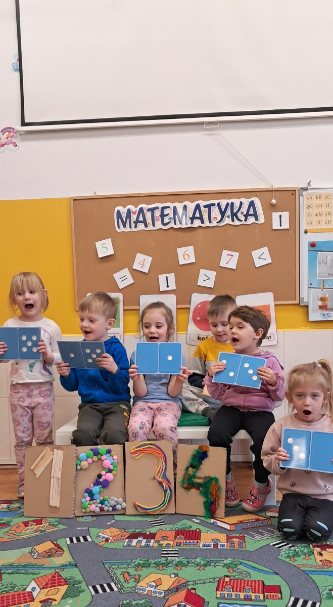 Dzieci poprzez zabawę matematyczną utrwalają cyfry.