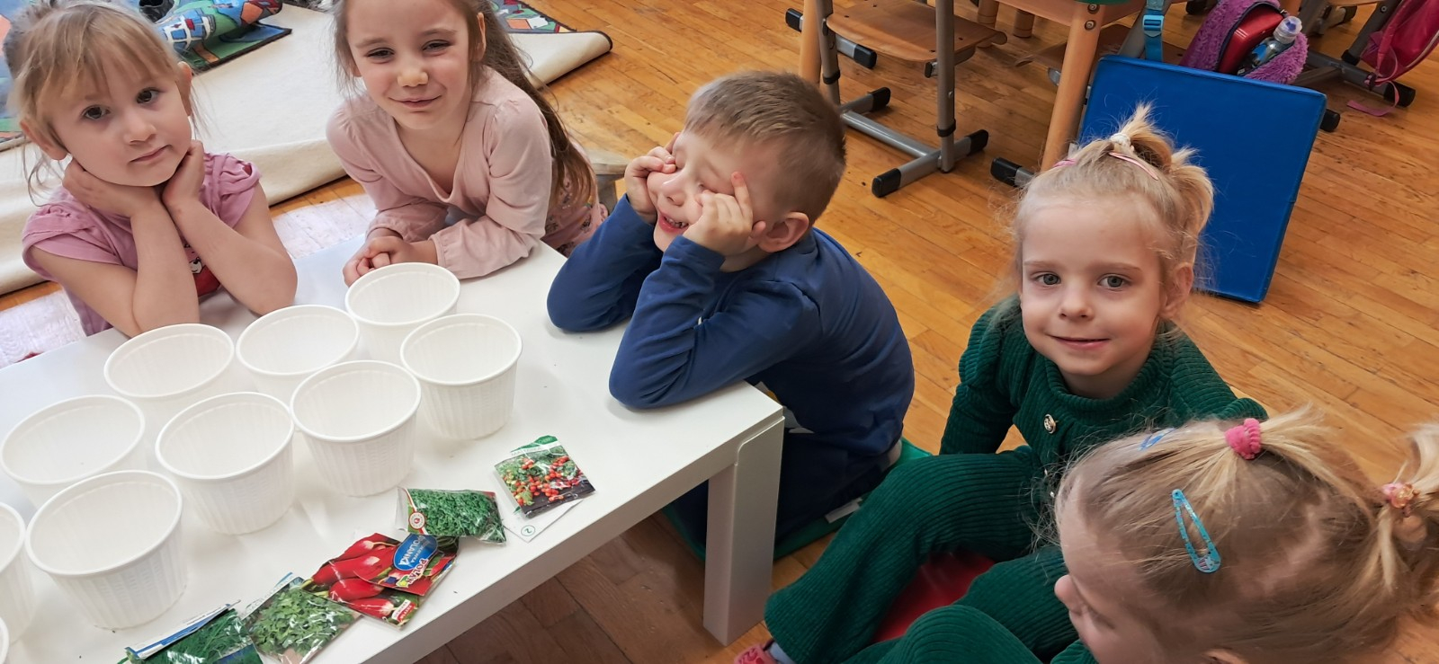 Dzieci biorą udział w zajęciach przyrodniczych.