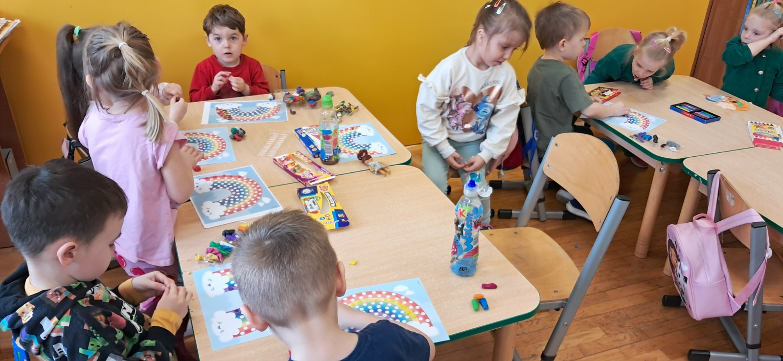 Dzieci wykonują pracę plastyczną.