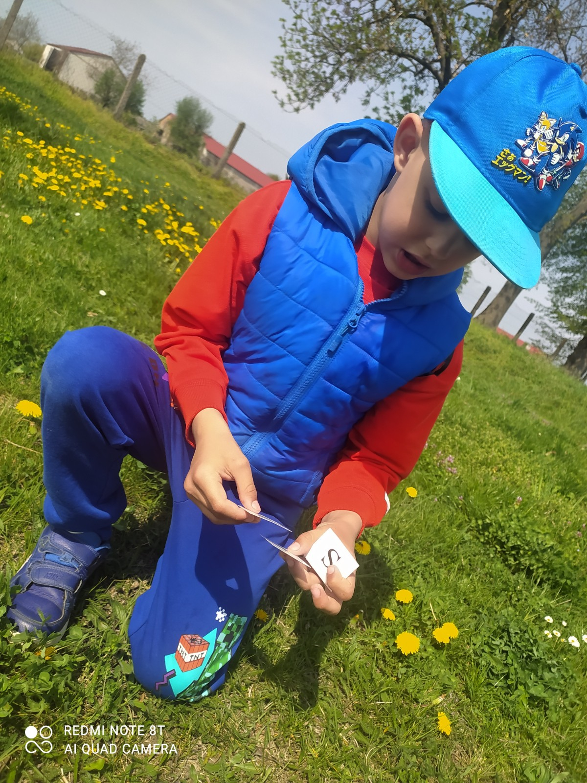 Dziecko bierze udział w grze terenowej 